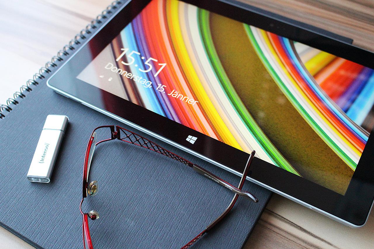 tablet, touch screen, reading glasses-600649.jpg